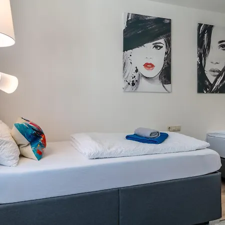 New Gaestehaus Flora,kitchen,tv,free Parking,near Europa Park And Strasbourg Hotel