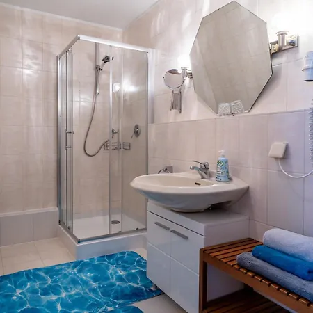 호텔 New Gaestehaus Flora,kitchen,tv,free Parking,near Europa Park And Strasbourg 3*